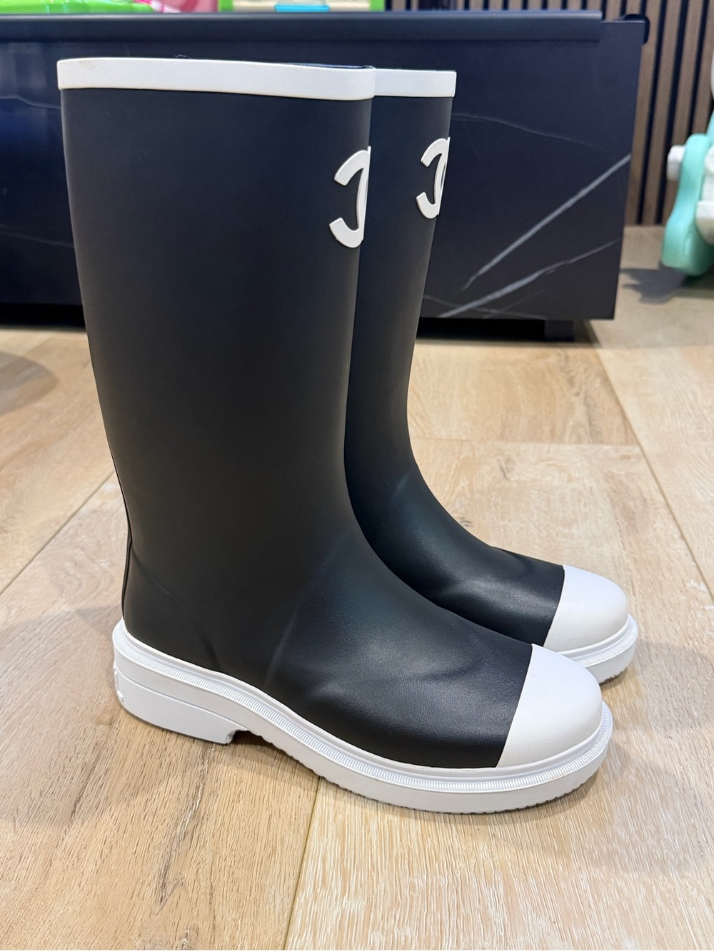 Chanel rain boots - Picture 2 of 6